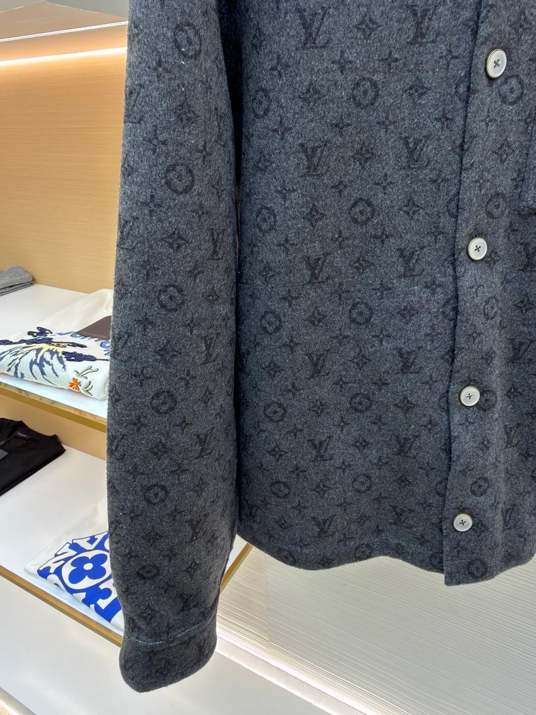 LOUIS VUITTON single-breasted jacket ●Original version: purchased and developed for 25500 ●Item number: 1682365-D50 ●Fabric: wool fabric ●Technology: made on positioning cutting machine ●Color: gray ●Version: fitted version ●Weight: about 1000 grams ●Size: 46-48-50-52 ●Description: This Louis Vuitton double-sided shirt-style single-breasted jacket is made of double-sided weaving technology. It selects high-density blended wool fabrics and is custom-woven and dyed to present classic old pattern dark patterns. It can be worn on both sides. One side has a dark gray presbyopic texture, and the other side has a solid matte texture. The fabric has been pre-shrunk and anti-pilling, making it soft to the touch and durable. The body of the garment adopts positioning cutting technology to accurately match the symmetry of the presbyopia pattern. The error of each piece is controlled within 0.2cm. The splicing joints are processed by manual overlocking technology, and the stitches are fine and smooth to avoid burr problems. The placket uses custom-made mother-of-pearl buttons, which are hand-polished and polished, with a warm texture. The shirt collar is three-dimensionally cut, with a built-in shaping interlining to ensure stiffness. The hem and cuffs are overlocked to enhance durability. The overall shape follows an ergonomic design, taking into account both wearing comfort and the brand's classic aesthetic details. The overall wiring is straight and delicate, the fabric is comfortable and soft, and the color is consistent without color difference. It can be matched with the same style to create a fashionable look and control various occasions. Customized accessories, complete with three standards, same style for men and women!